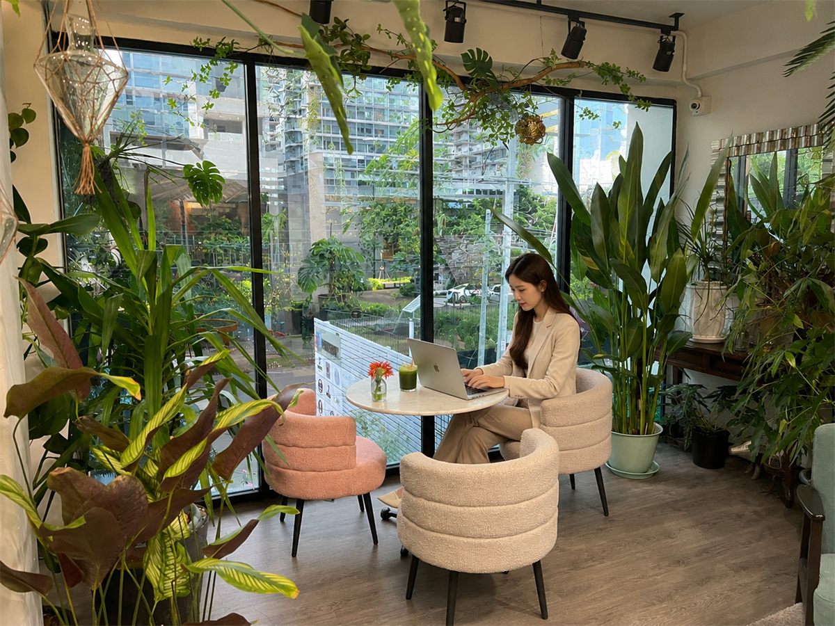 Working by the window with a city view at Prismz